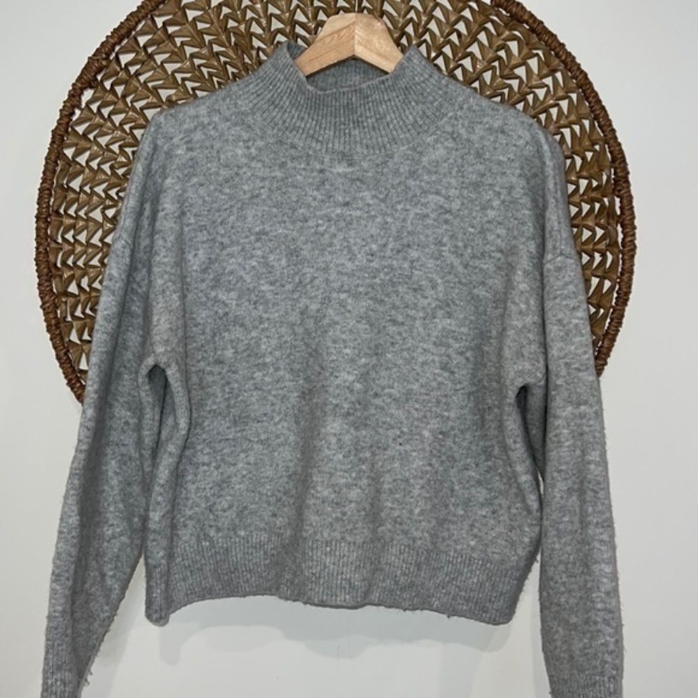 H&M gray mock turtleneck sweatshirt size medium